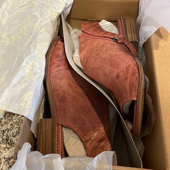 Women’s Sofft sandals - Picture 4 of 4